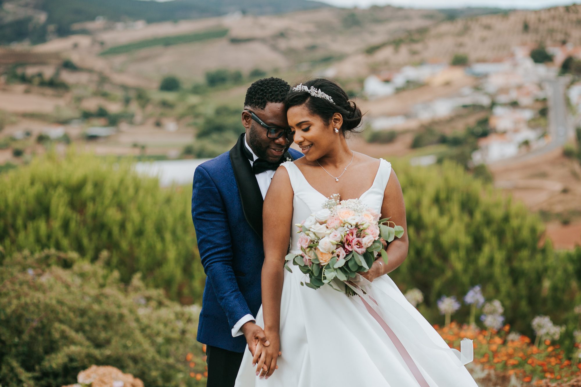 Noivos de mãos dadas — contacte a Once Upon A Bride para o vosso casamento