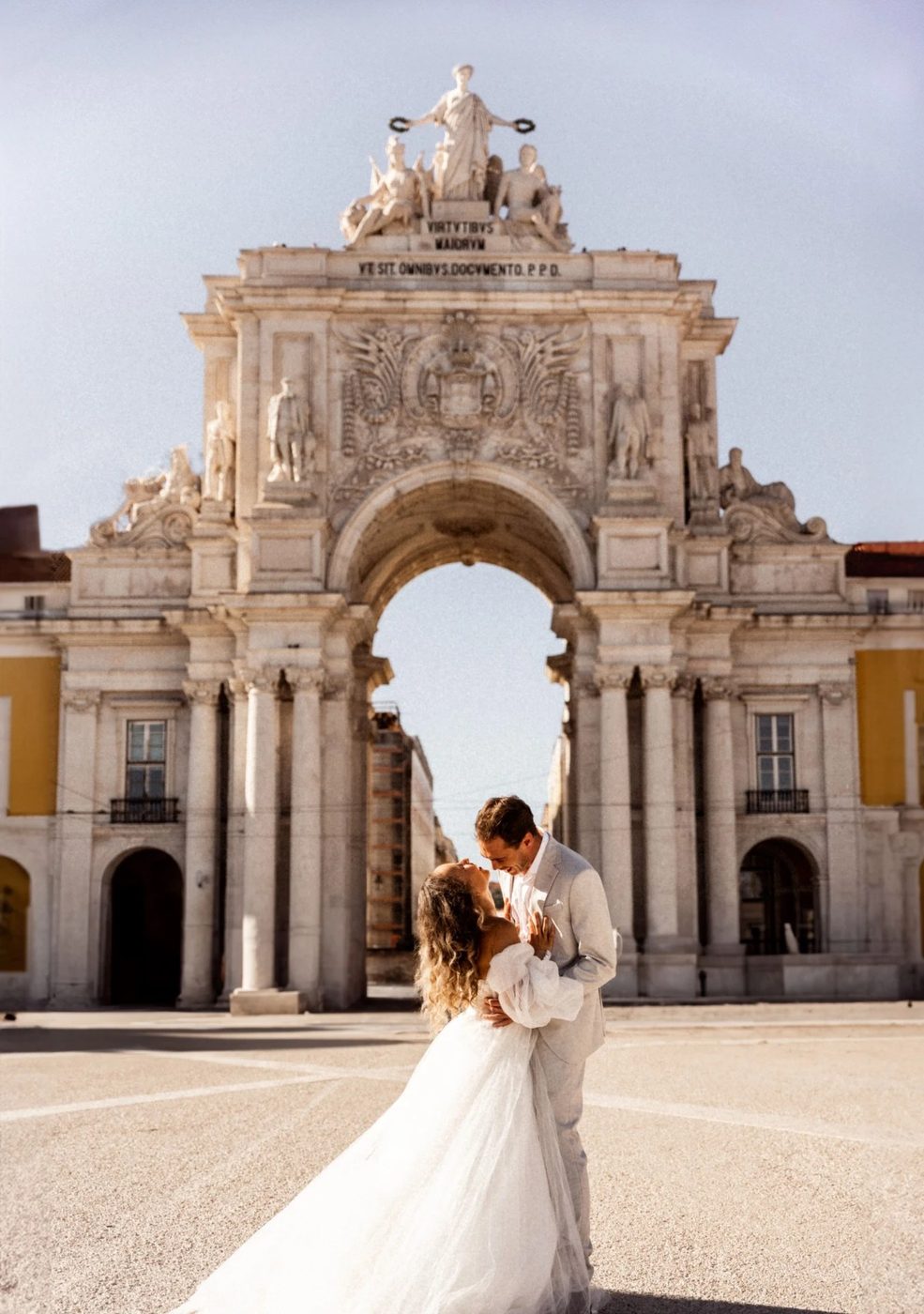 Noivos junto ao Arco da Rua Augusta, casamento em Lisboa