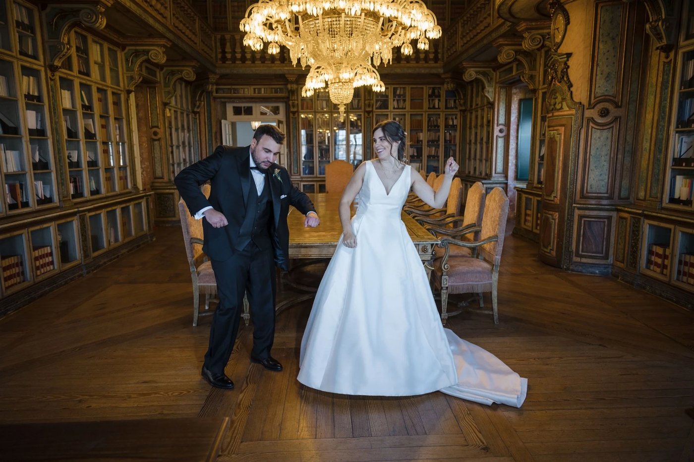 Noivos a dançar numa biblioteca histórica, casamento em Portugal