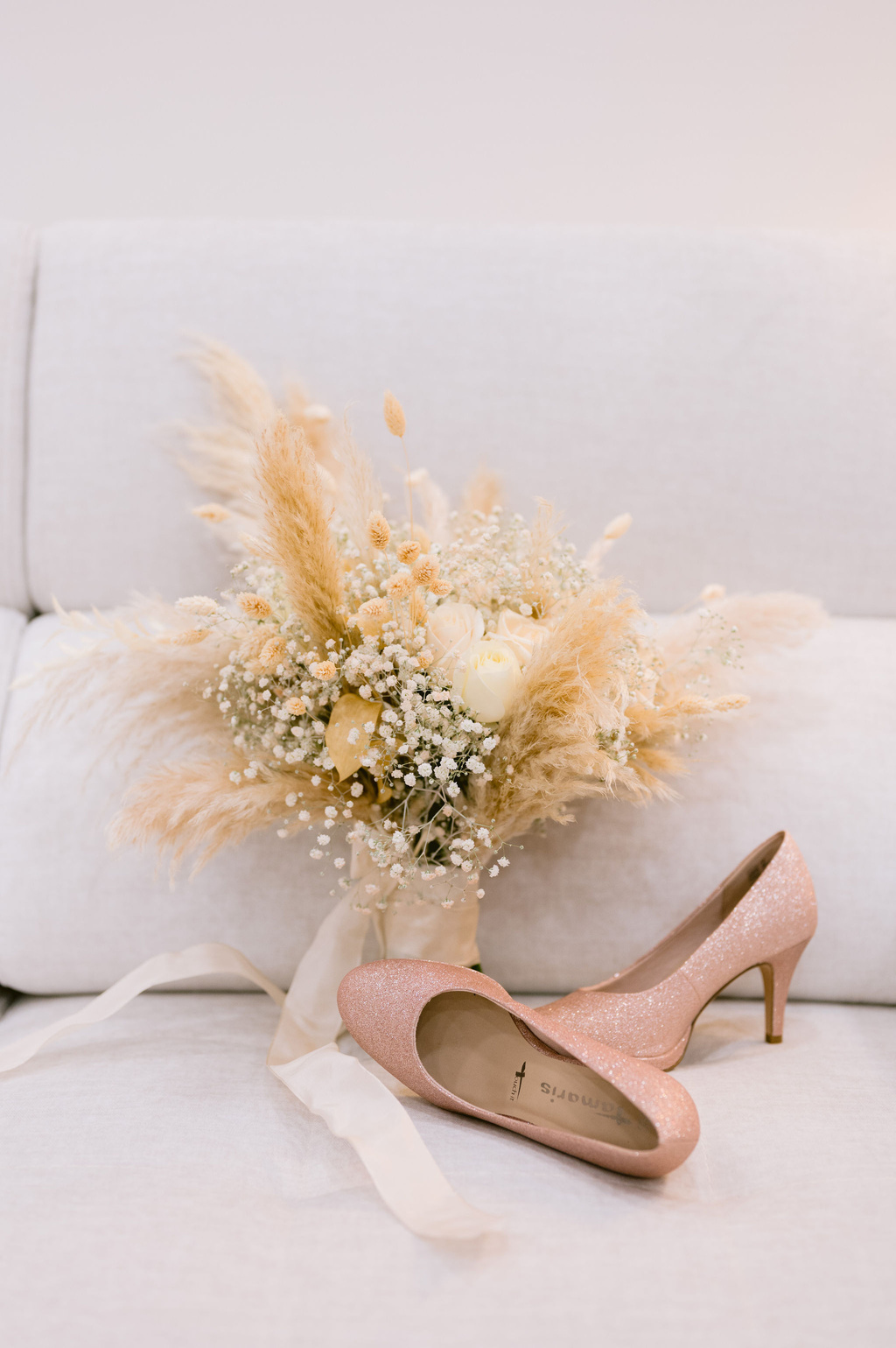 Bouquet de noiva e sapatos — preparativos de casamento, Once Upon A Bride